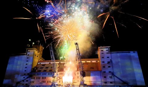 Finales Feuerwerk zu Wagners „Rheingold“ im Regensburger Westhafen. Foto: Juan Martin Koch