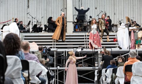  Das Rheingold auf dem Parkdeck der Deutsche Oper Berlin. Foto: Bernd Uhlig