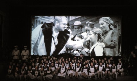 Die Propaganda funktioniert bis zuletzt: Philipp Stölzls „Rienzi“-Version in Berlin. Foto: Bettina Stoess, Deutsche Oper Berlin