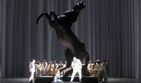 „Rigoletto“ in München. Patricia Petibon (Gilda), Franco Vassallo (Rigoletto), Chor und Statisterie. Foto: Wilfried Hösl