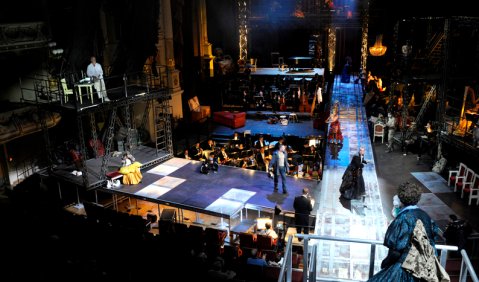 Ungewohntes Bühnenambiente in der Semperoper: Henzes „We come to the River“. Foto: Matthias Creutziger