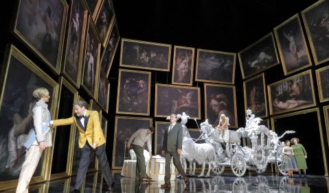 Der Rosenkavalier: Samantha Hankey (Octavian), Christof Fischesser (Baron Ochs auf Lerchenau), Johannes Martin Kränzle (Herr Faninal), Ensemble der Bayerischen Staatsoper. Foto: © Wilfried Hösl.