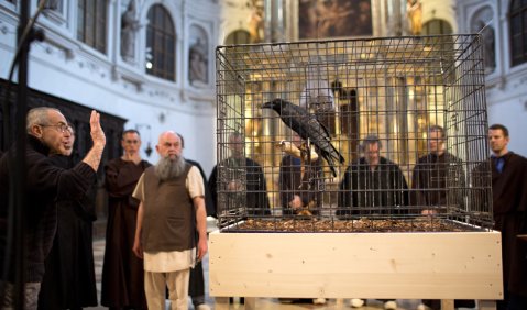 Noch ist der „wilde Vogel“ nicht freigelassen. Probenfoto von der dritten Szene von Stockhausens SAMSTAG aus LICHT in der Münchner Michaelskirche. Foto: Astrid Ackermann