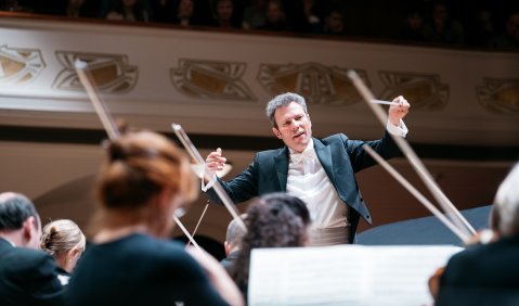 Simon Gaudenz bis 2026 Generalmusikdirektor der Jenaer Philharmonie. Foto: JenaKultur, Christoph Worsch