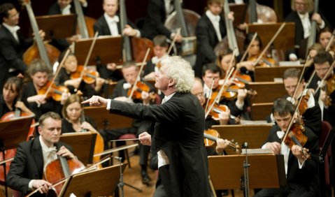 Simon Rattle und die Berliner Philharmoniker. Foto: Monika Rittershaus