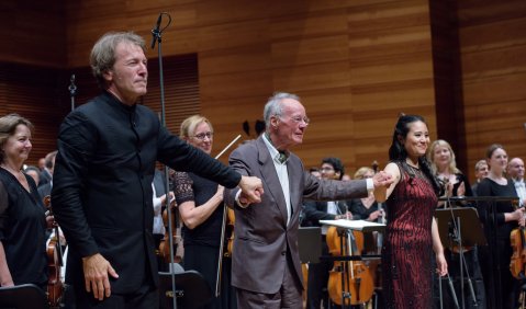 Foto: George Alexander Albrecht (mitte) mit Dirigent Marc Albrecht und Solistin Sayaka Shigeshima beim Applaus für die Uraufführung seiner „Sinfonia di due Mondi“ im 1. Sinfoniekonzert der Staatskapelle Weimar im Rahmen des Kunstfest Weimar 2019, aufgenomm