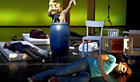 Beeindruckend ernst und engagiert bei der Sache: die Mitwirkenden in "Smiling Doors" an der Jungen Oper Stuttgart. Foto: A.T. Schaefer