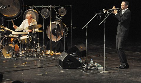 Schmusejazzer West und kantiger Trommler Ost. Till Brönner und Günter Baby Sommer in Leipzig. Foto: Michael Scheiner