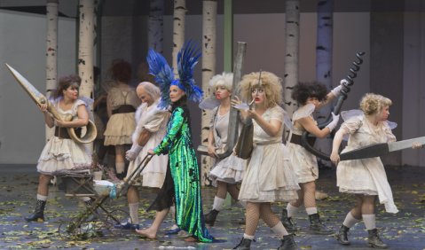 Sommernachtstraum in Salzburg: Karoline Eichhorn (Titania) und das Vocalensemble. Foto: Ruth Waltz