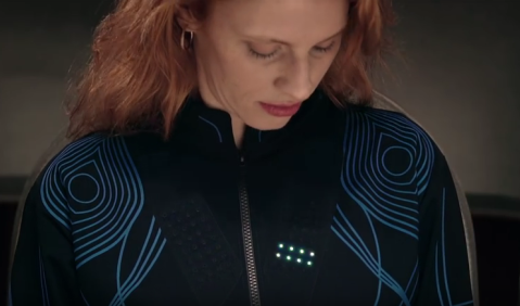 Hören mit der Jacke - neue Erfindung für Konzertgenuss. Foto: youtube, sceenshot