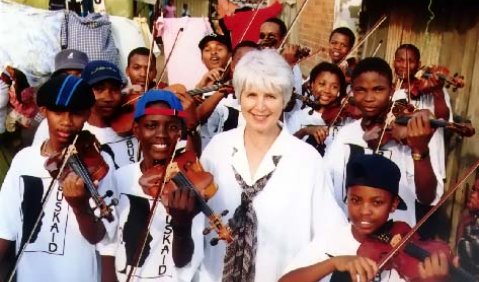 Rosemary Nalden mit ihren Schützlingen des „Buskaid Soweto String Project“. Foto: ARTE