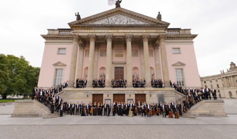 Staatskapelle Berlin und Daniel Barenboim vor der Staatsoper Unter den Linden. Foto: Peter Adamik