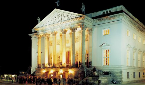 Jetzt steht erstmal die Sanierung an: Staatsoper Unter den Linden. Foto: BildTeam Berlin