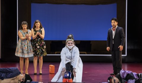 Der Doktor wird’s schon richten. „Così fan tutte“ am Staatstheater Nürnberg. Foto: Ludwig Olah 