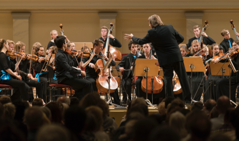 Die Deutsche Streicherphilharmonie mit Chefdirigent Wolfgang Hentrich
