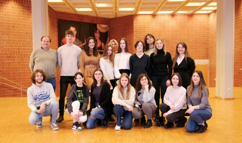 Ukrainische Studierende an der HfM Freiburg, links stehend Ludwig Holtmeier. Foto: R. M. Schneeweiß