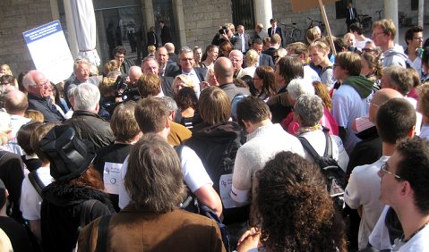 LAK-Protest in Stuttgart: Baden-Württembergische Politprominenz, umringt von Studierenden. Foto: Julia Blank