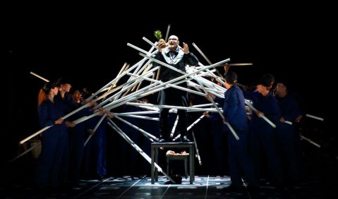 Der Landjäger Olim, beim Protokoll von Skrupeln bedrängt (Tomas Möwes mit Chor und Extrachor). Foto: Sabine Haymann