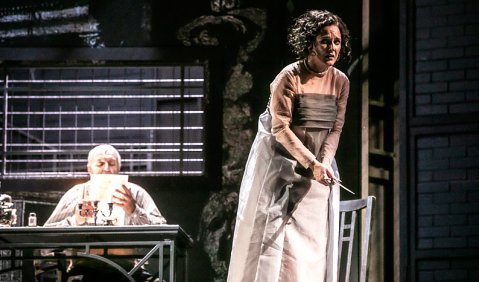 „Tosca" in Regensburg: Sinéad Campbell-Wallace in der Titelrolle, Adam Kruzel als Scarpia. Foto: Jochen Quast