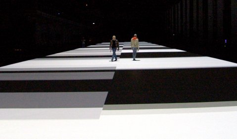Zuckendes Universum: Ryoji Ikedas „Test Patterns“ bei der Ruhrtriennale. Foto: Stefan Pieper