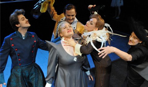 Attila Fodre, Jessica Stavros, Raphael Pauß, Maria Kataeva und Cornelia Berger in der Düsseldorfer Roussel-Premiere. Foto: Frank Heller