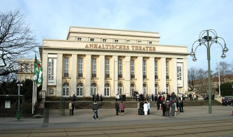 Anhaltisches Theater Dessau. Foto: Wikimedia Commons, https://upload.wikimedia.org/wikipedia/commons/a/ae/Dessau%2CAnhaltisches_Theater.jpg