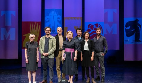 v.l.n.r.: Bettina Pesch (Verwaltungsdirektorin), Julien Chavaz (Generalintendant und Operndirektor), Jörg Mannes (Ballettdirektor), Anna Skryleva (Generalmusikdirektorin), Bastian Lomsché, Clara Weyde und Clemens Leander (Schauspieldirektion). Foto: Böhme