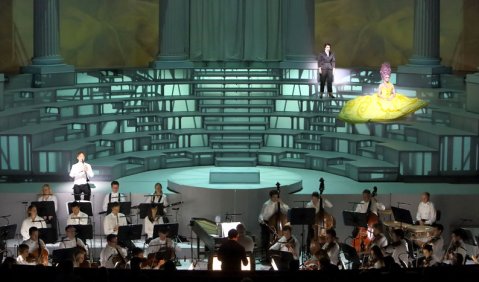 Semikonzertante Anordnung: Tara Erraught (Sesto), Kristīne Opolais (Vitellia), Markus Schön (Bassettklarinette), GMD Kirill Petrenko und das Bayerische Staatsorchester in Mozarts „La clemenza di Tito“. Foto: Wilfried Hösl