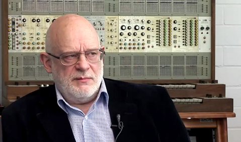 Volker Müller, Toningenieur im Studio für Elektronische Musik des WDR 1971–2001. Szenenfoto aus dem youtube-Trailer