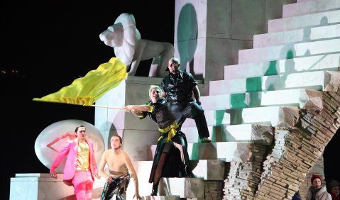 Treppenarrangement: "Die Tragödie des Teufels" an der Bayerischen Staatsoper. Foto: Wilfried Hösl
