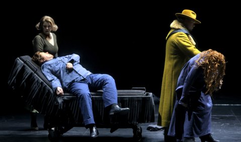 Christa Mayer, Stephen Gould, René Pape und Petra Lang in der Finalszene aus Katharina Wagners Bayreuther Tristan-Inszenierung. Foto: Bayreuther Festspiele/Enrico Nawrath