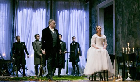 Gebremste Körperbewegungen: „Tristan und Isolde“ in Lübeck. Foto: Jochen Quast