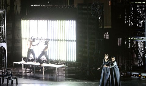 Triumphales Rollendebut: Anja Harteros als Leonora, hier zusammen mit Golda Schultz als Ines im Münchner „Trovatore“. Foto: Wilfried Hösl