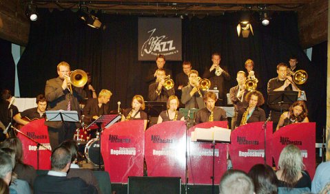 Christian Sommerer (links), hier mit der Big Band der Universität Regensburg. Foto: Michael Scheiner