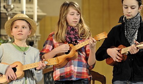 Mitglieder des Ukulele-Orchesters. Foto: dapd