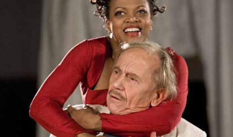 Ausdruckstarke Muse, Dichter mit Texthängern: Janet Williams und Tilo Prückner in Uri Roms "La vita nova" nach Dante. Foto: Bayer Kultur