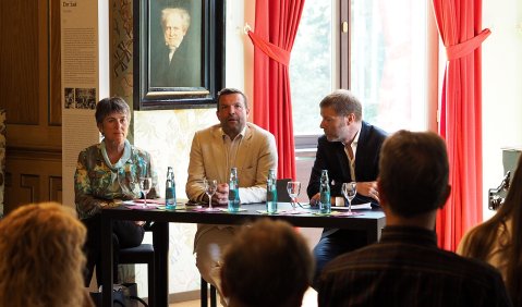 Brigitte Merk-Erbe, Markus Kiesel und Joachim Mildner bei der Buchpräsentation in Wahnfried. Foto: Juan Martin Koch 