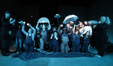 Musikalische Reise zwischen Picknick und Unterwasserwelt: „…was du nicht siehst“ in der Jungen Staatsoper Berlin. Foto: Thomas Bartilla