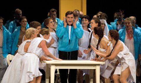 Max Hopp als Zahlkellner und Chorsolisten der Komischen Oper in Sebastian Baumgartens Inszenierung des „Weißen Rößl“. Foto: Iko Freese/drama-berlin.de