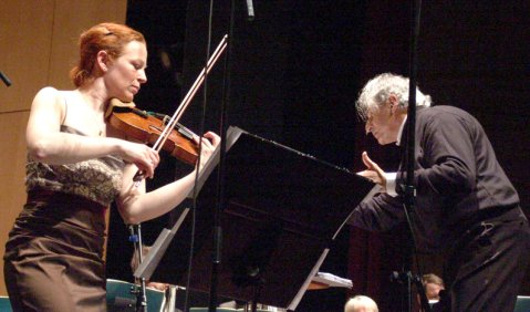 Aufrührerische Lebendigkeit: Carolin Widmann mit Dieter Ammanns Violinkonzert in Witten. Es dirigiert Emilio Pomarico. Foto: Stefan Pieper