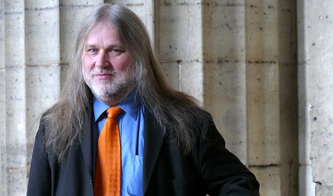 Winfried Berger vor der Kirche Saint Sulpice in Paris. Foto: Atelier Matrix Muenster