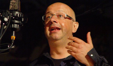 „Eine Art Chansons“: Martin Winkler jandlt Friedrich Cerha. Foto: Stefan Pieper