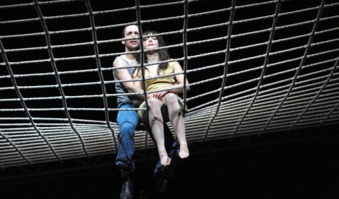 Einander verstrickt und nicht mehr zu retten: Woyzeck und Marie (Felix Knopp, Maja Schöne) im Hamburger „Woyzeck“. Foto: Krafft Angerer