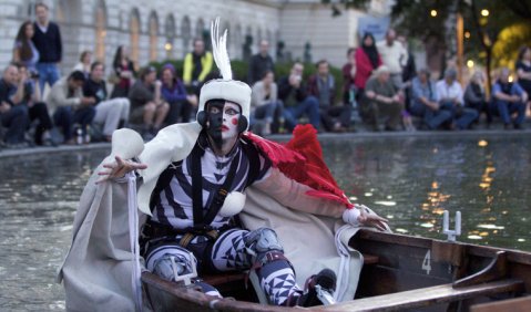 Auf dem Wasser zu singen: „Oresteïa“ bei den Wiener Festwochen. Foto: Klaus Rudolph