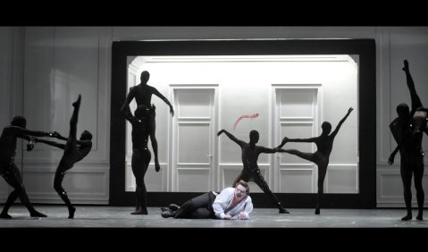 Nietzsche, tanzend umwölkt: Kai Günther und die Regensburger Balletcompagnie in Franz Hummels „Zarathustra“. Foto: Juliane Zitzslperger