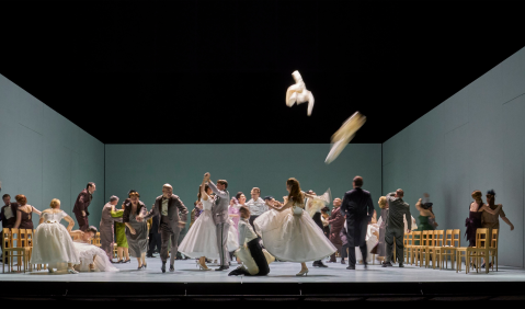 Gounod: Roméo et Juliette | Chor der Oper Zürich, Statistenverein am Opernhaus Zürich | Ted Huffman (Regie), Andrew Liebermann (Bühnenbild), Annemarie Woods (Kostüme) | Foto: Herwig Prammer