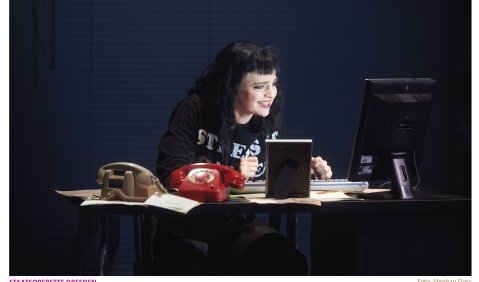 Lucille Mareen-Mayr, die am PC die wahrscheinlich beste Email-Arie des jungen Jahrtausends hinrotzt. Foto: Stephan Floss