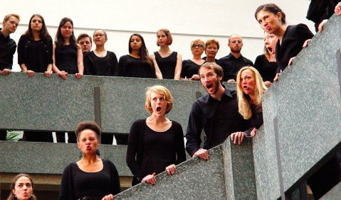 Babylonische Verwirrung der Stimmen, Gesten und Grimassen: Das Collegium Musicum der Universität zu Köln bei der Uraufführung von Gerhard Stäblers „...AUSREISSEN DAMIT / ES GRÜN BLEIBT...“. Foto: Stefan Pieper