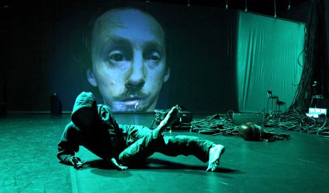 Unter der Raver-Kapuze: Richard Siegal in seiner Bregenzer Produktion „As If Stranger“. Foto: Bregenzer Festspiele