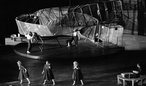 Es kreist die Konstruktionm: Die Bühne zu „L’espace dernier“ von Matthias Pintscher. Foto: Opéra Bastille